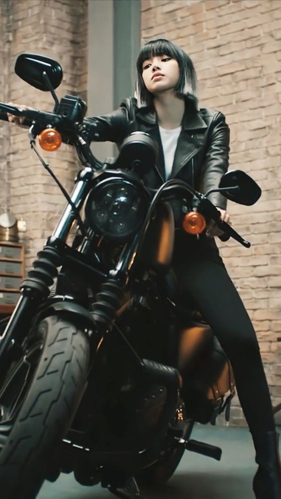 Cầm lái mẫu xe phân khối lớn của thương hiệu Harley Davidson Iron 883, Lisa gây ấn tượng với áo khoác da biker, quần jeans skinny và boots đinh tán.