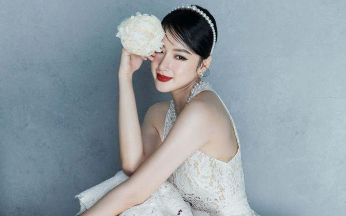 Angela Phương Trinh tái xuất Vbiz với bộ ảnh kín đáo, xinh đẹp diễm lệ