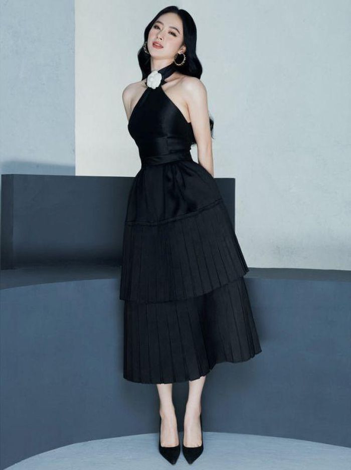 Sắc đen kết hợp với những phom dáng đậm chất cổ điển, làm nổi bật vẻ đẹp mặn mà theo thời gian của Angela Phương Trinh.