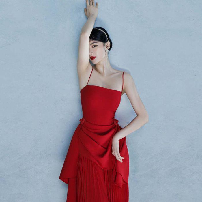 Angela Phương Trinh quyến rũ và ấn tượng khi diện chiếc váy đỏ hay dây mỏng manh, khoe bờ vai gầy.