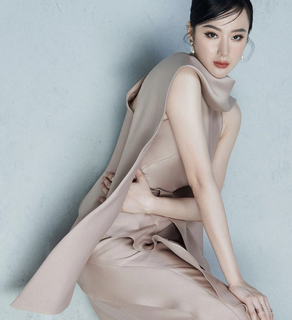Dù không còn theo đuổi hào quang, thần thái và kĩ năng pose dáng cùng sự biểu đạt bằng ánh mắt của Angela Phương Trinh vẫn 'không phải dạng vừa'.