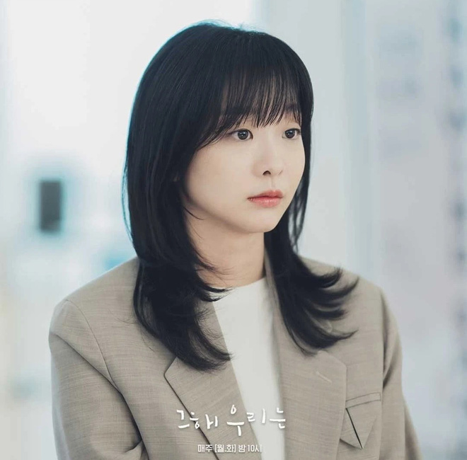 Vào vai cô nàng công sở, Kim Da Mi chọn màu tóc đen vừa nghiêm túc vừa thanh lịch.