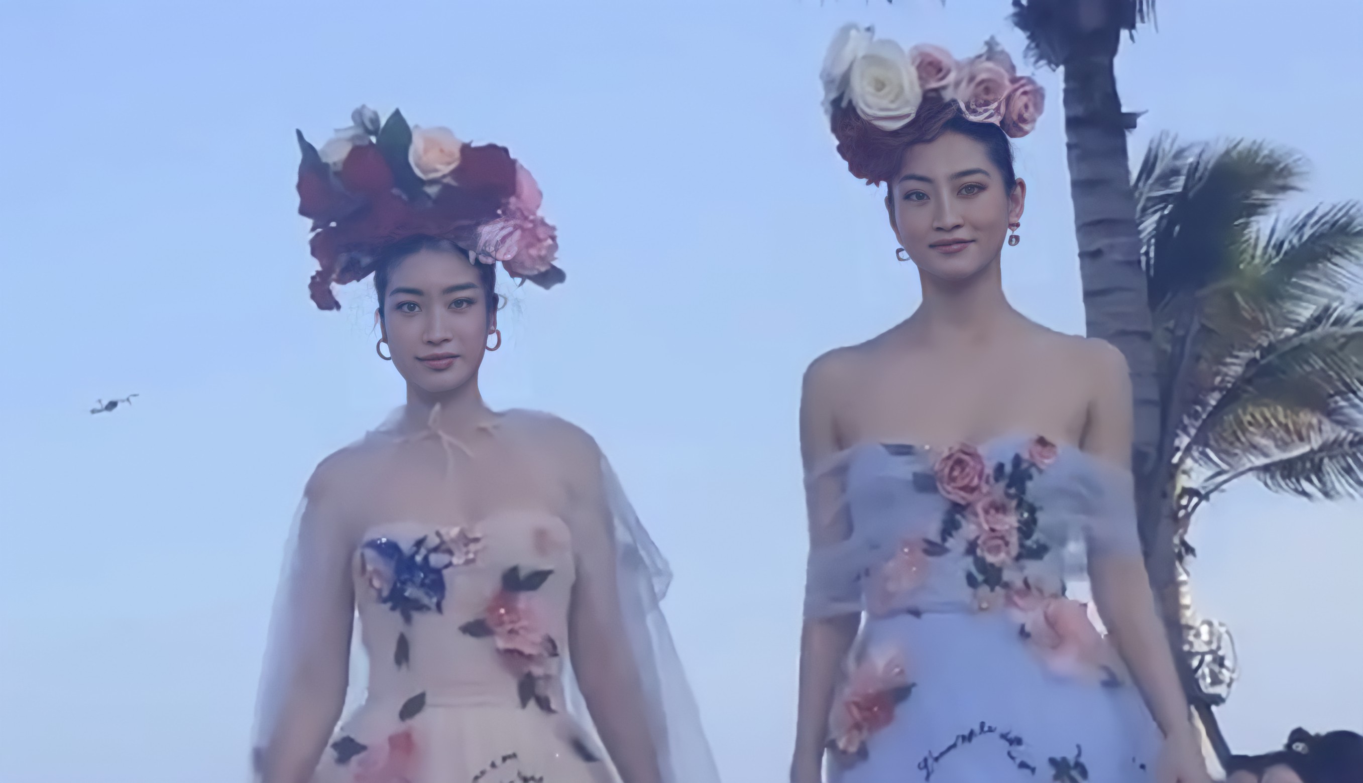 Đỗ Mỹ Linh và Lương Thuỳ Linh: Hai mẹ con nhà Cám dắt nhau đi trẩy hội?