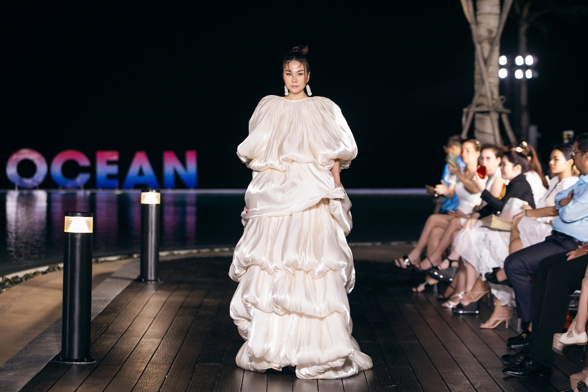 Siêu mẫu Thanh Hằng diện thiết kế của Hà Nhật Tiến, lấy cảm hứng từ hoàn hôn trên bãi biển.
