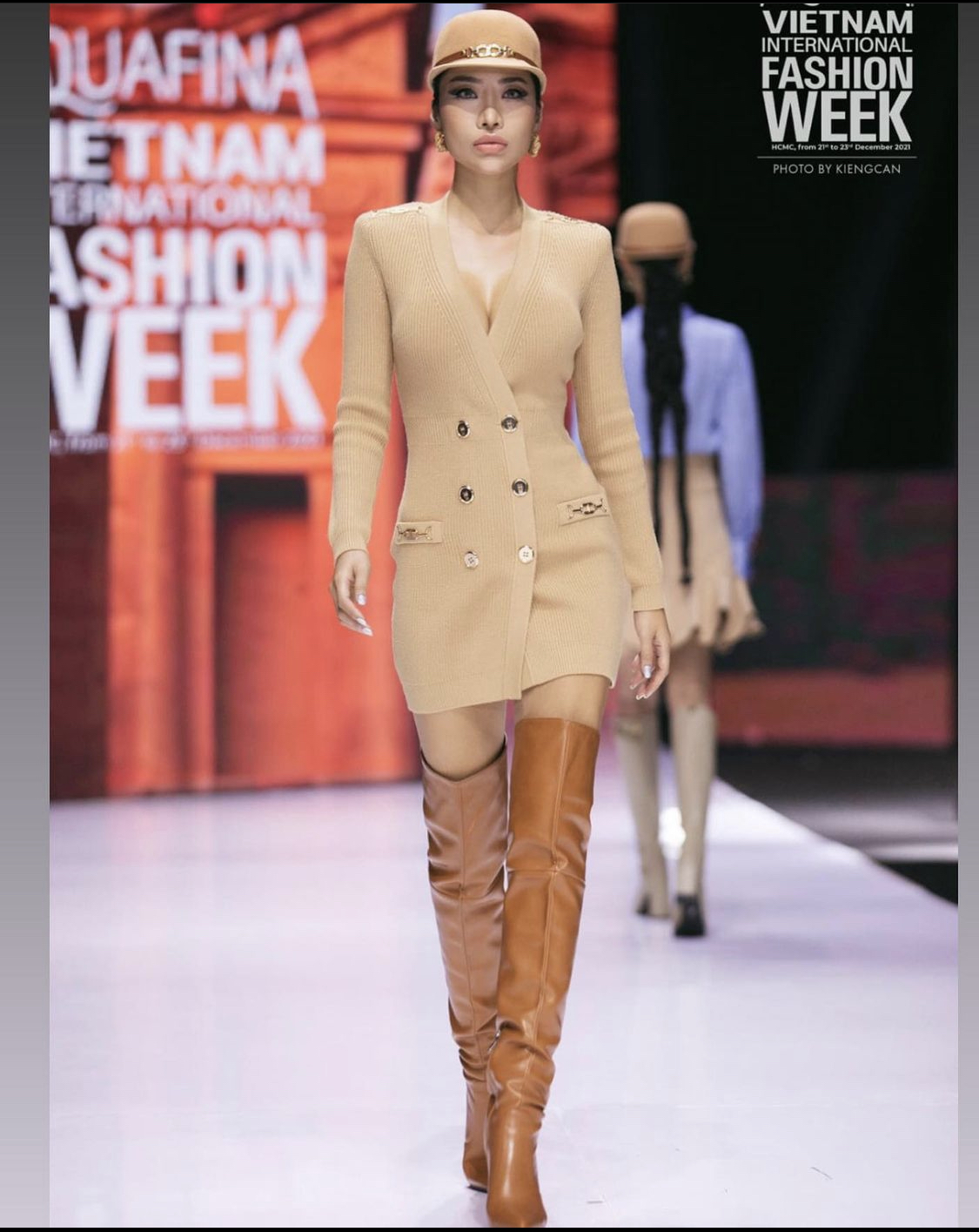 Kiko Chan sải bước trên sàn diễn Vietnam International Fashion Week 2021.