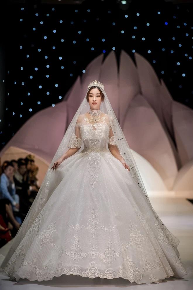 Đỗ Mỹ Linh xinh đẹp và lộng lẫy với chiếc váy cưới trị giá 1 triệu USD.