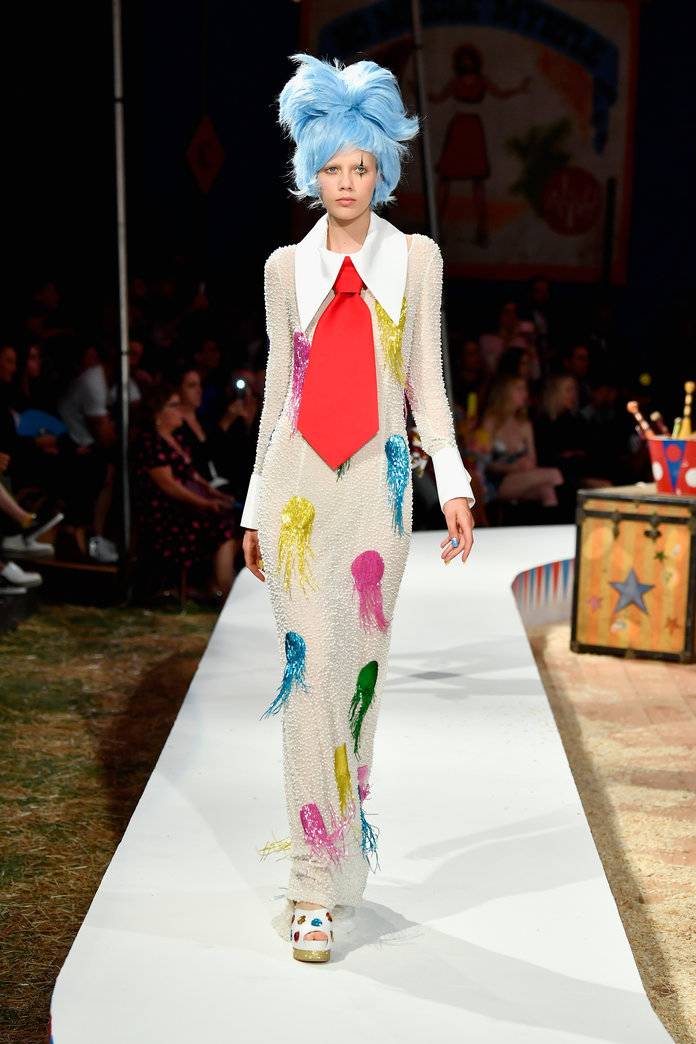 BST Resort 2019 Moschino Throwback: Hottest Circus Ever - Ảnh 15