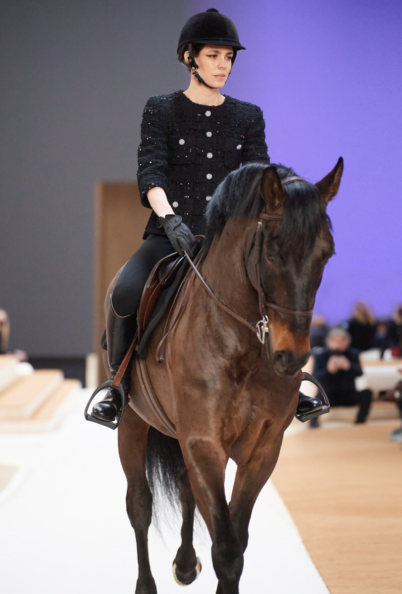Nữ hoàng thân Monaco xuất hiện trong chiếc áo tweed đen, đính sequin sang trọng. Charlotte Casiraghi thể hiện đẳng cấp vương giả với màn cưỡi ngựa ngoạn mục.