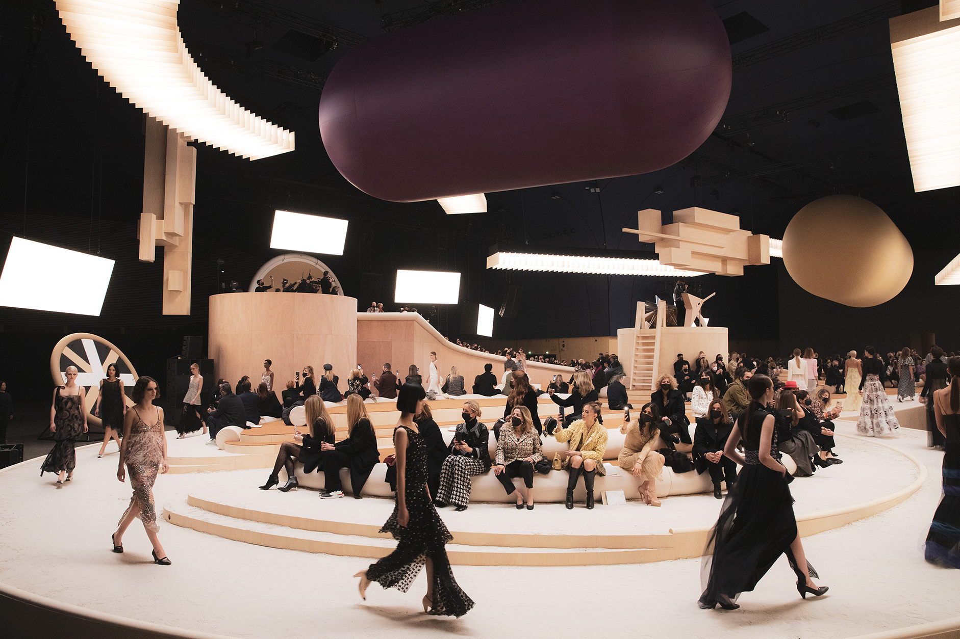 Không gian trình diễn BST Chanel Spring Haute Couture 2022 .