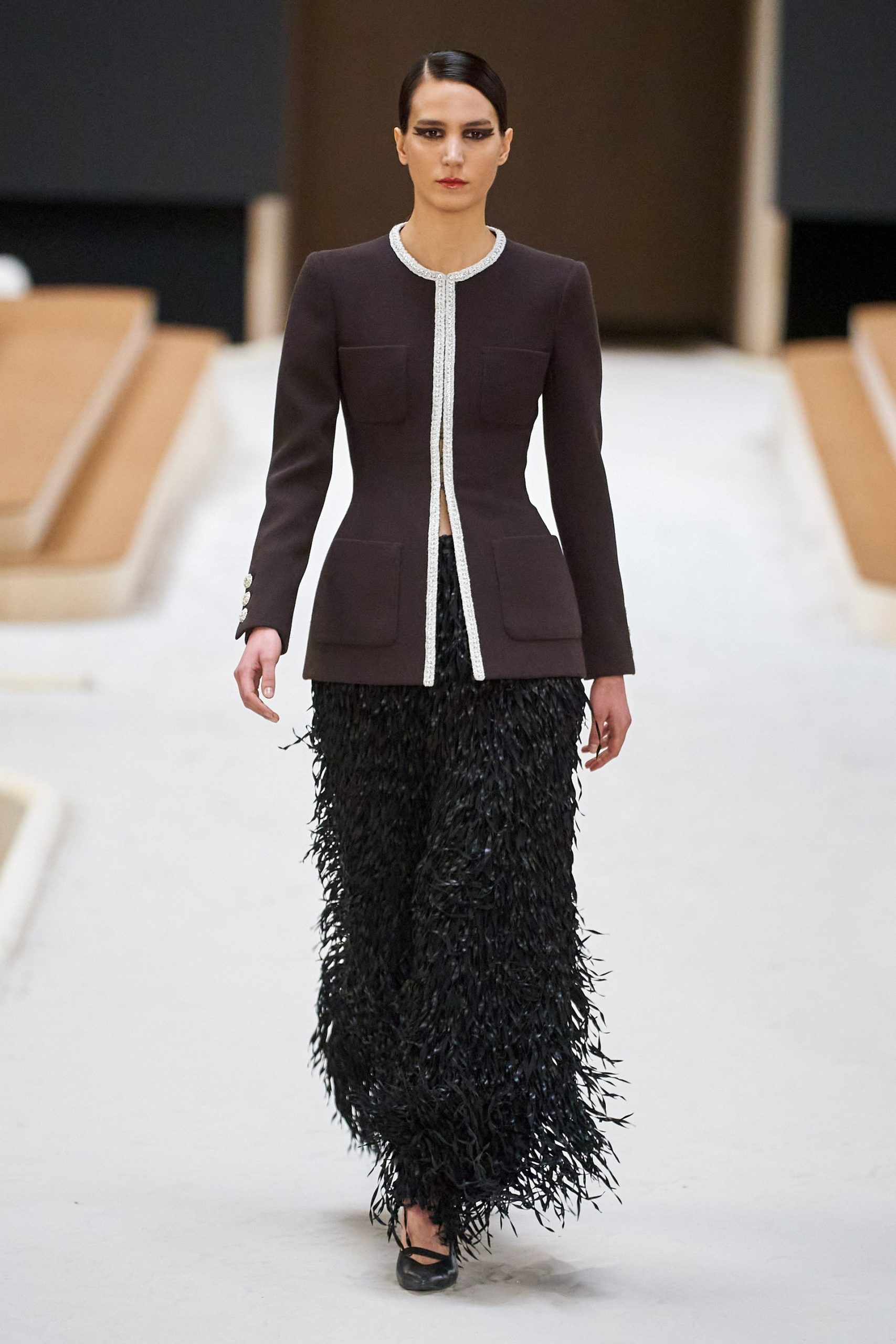 Chanel Spring Haute Couture 2022: Sự giao thoa của 3 thế hệ 'cầm cương'  - Ảnh 4