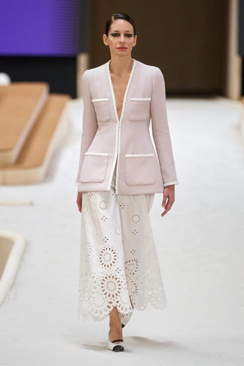 Chanel Spring Haute Couture 2022: Sự giao thoa của 3 thế hệ 'cầm cương'  - Ảnh 5