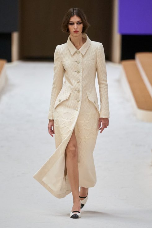 Chanel Spring Haute Couture 2022: Sự giao thoa của 3 thế hệ 'cầm cương'  - Ảnh 6