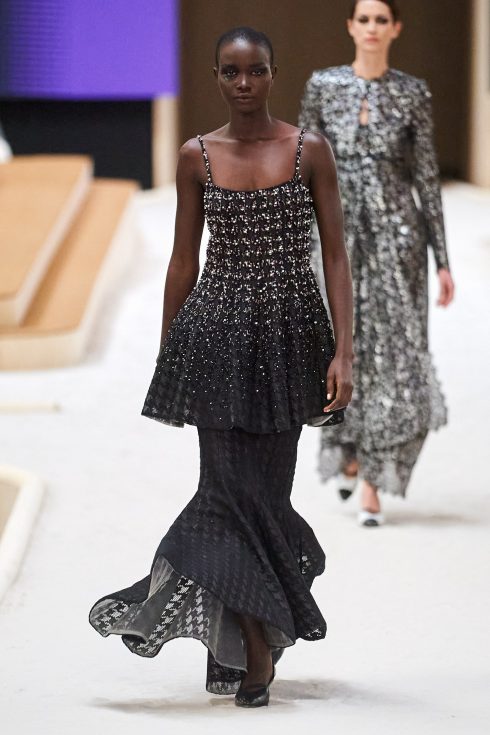 Chanel Spring Haute Couture 2022: Sự giao thoa của 3 thế hệ 'cầm cương'  - Ảnh 7