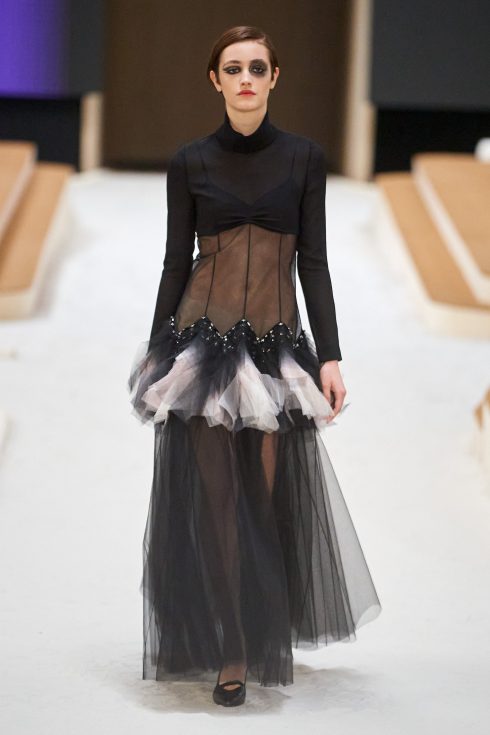 Chanel Spring Haute Couture 2022: Sự giao thoa của 3 thế hệ 'cầm cương'  - Ảnh 9
