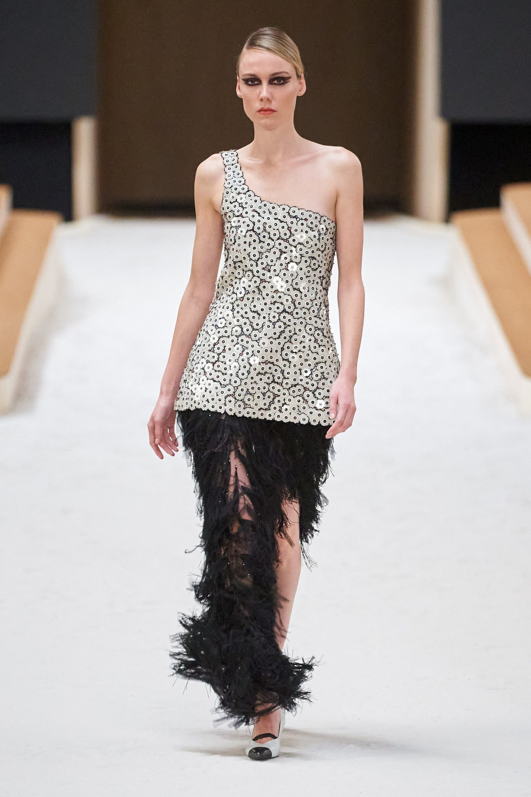 Chanel Spring Haute Couture 2022: Sự giao thoa của 3 thế hệ 'cầm cương'  - Ảnh 10