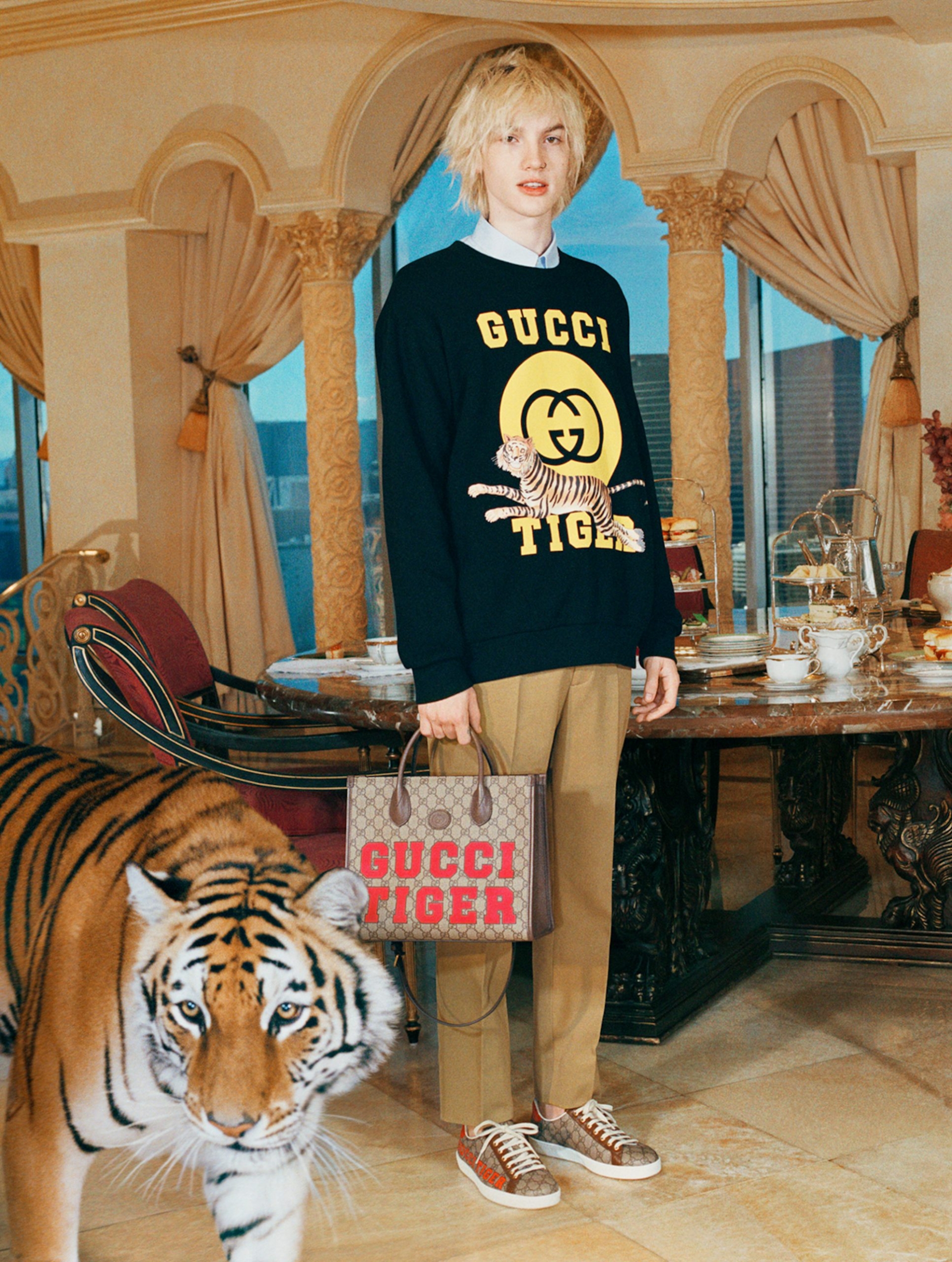 Sweater basic của Gucci với sự có mặt của chú hổ.