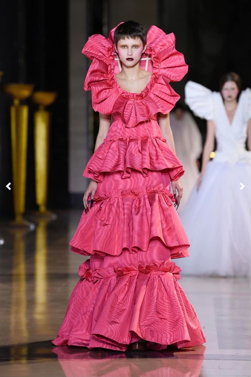 Những chiếc cầu vai siêu thực trong BST Viktor & Rolf Couture 2022 - Ảnh 10