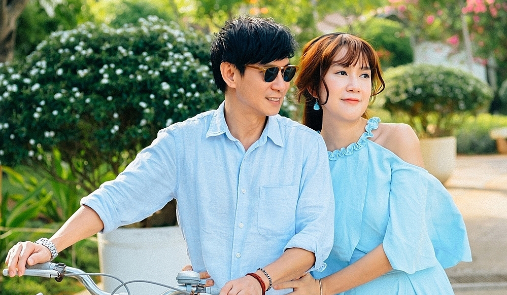 Chọn một chiếc váy khoét vai, tay bồng nữ tính, Minh Hà tình tứ bên Lý Hải, nam diễn viên mặc áo sơ mi xanh đơn giản để đồng điệu với vợ.