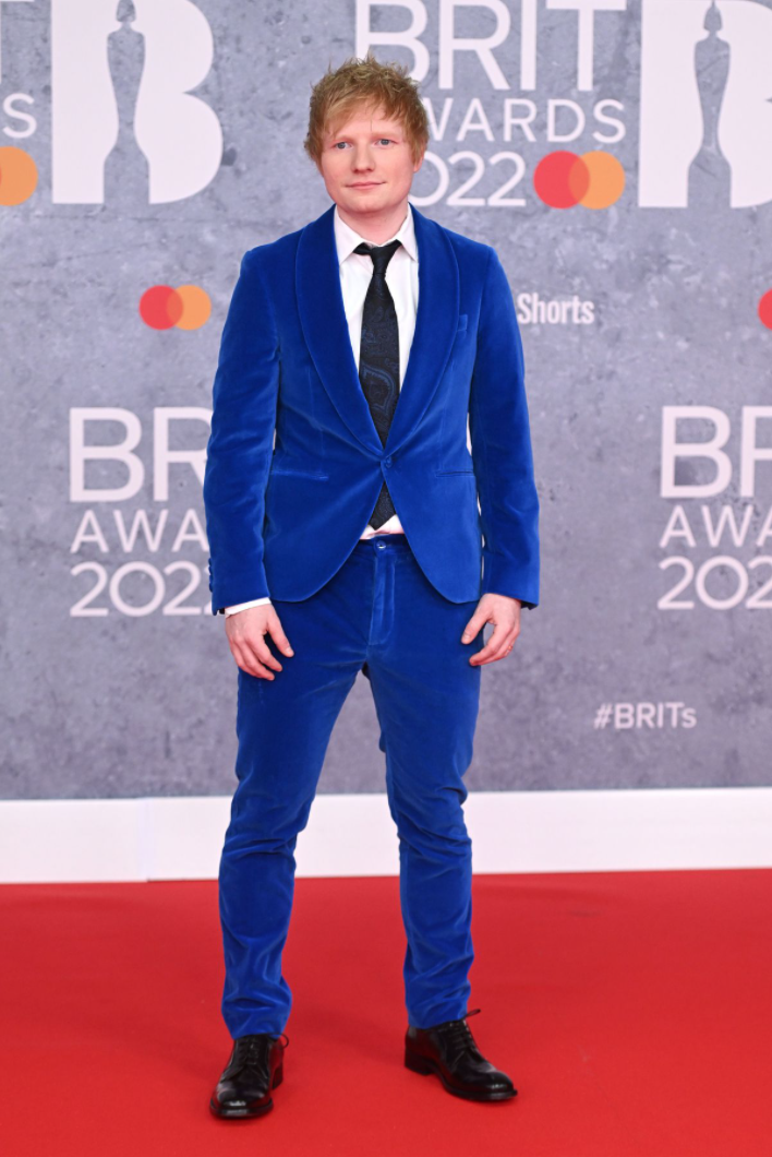 Ed Sheeran diện vest xanh bảnh bao, anh nhận được giải 'Nhạc Sĩ Của Năm'.
