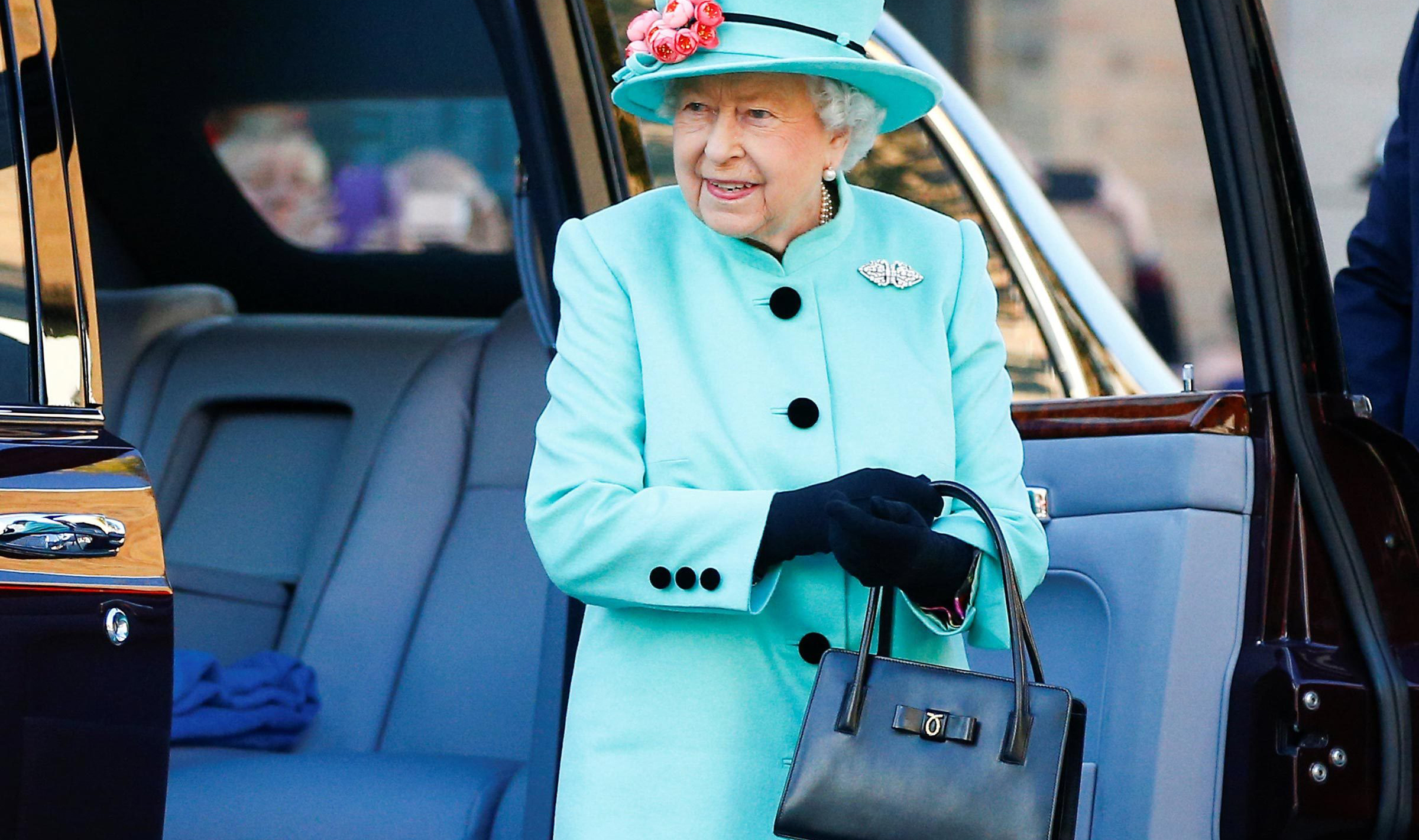 Nữ hoàng Anh sở hữu hơn 200 túi xách với giá rẻ nhất trên 1000 USD