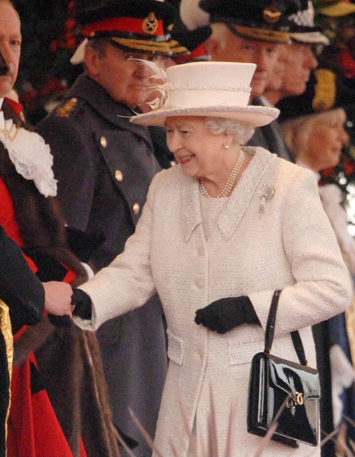 Một trong những chiếc túi lâu đời nhất của Nữ hoàng Anh là mẫu Royale trị giá 2.242 USD, được bà mang trong các sự kiện quan trọng. Thiết kế túi đơn giản theo cấu trúc nắp cài.