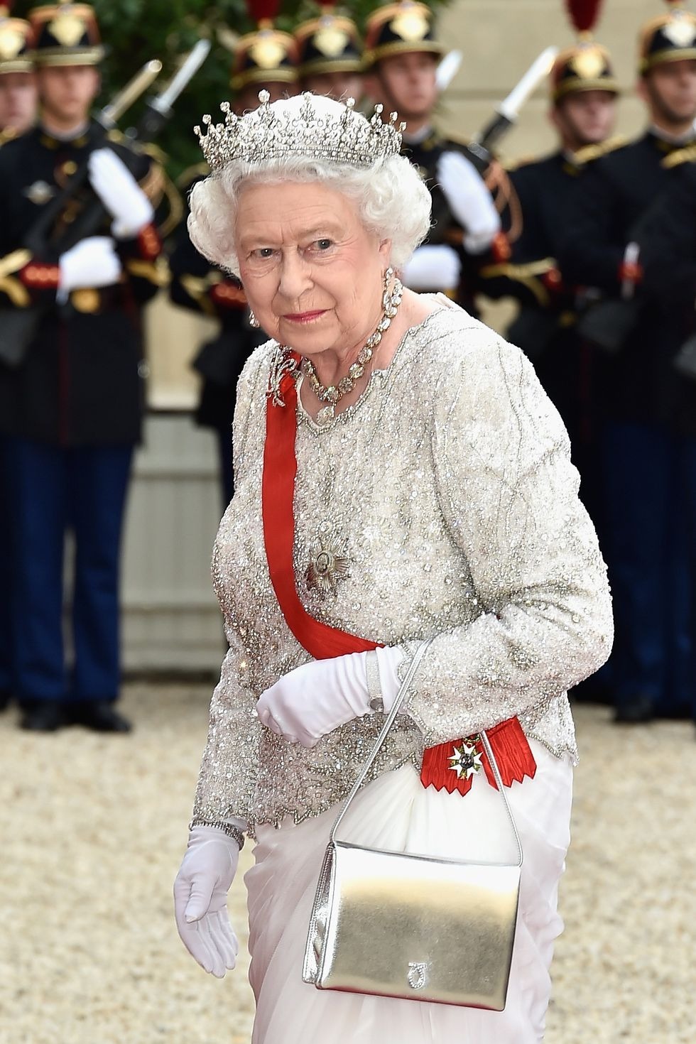 Một mẫu túi với lớp da bạc sang trọng, được nữ hoàng phối cùng trang phục lấp lánh.
