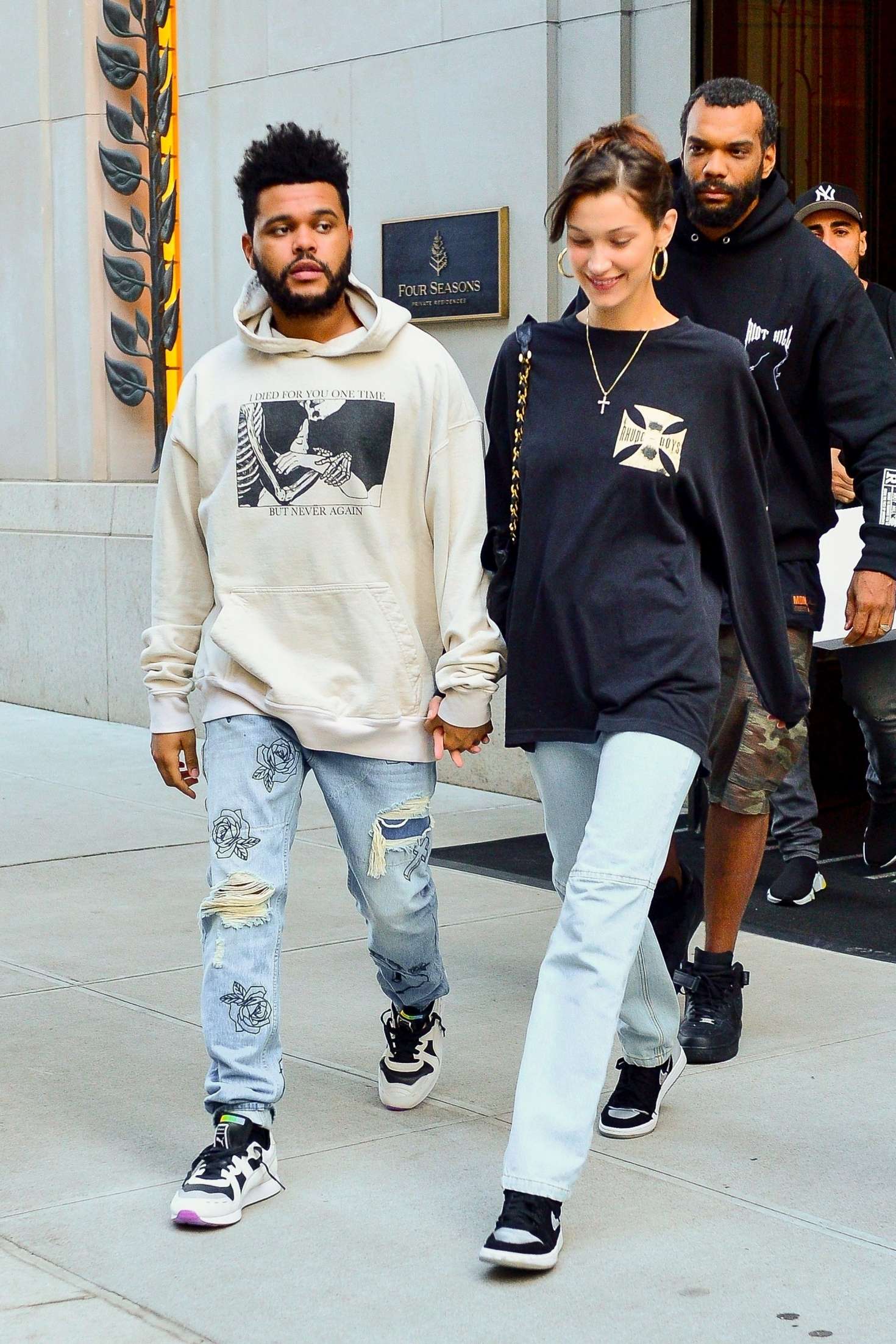 Dù chỉ đơn giản khi xuống phố, cả Bella và The Weeknd đều tạo sức hút bởi sự đồng điệu trong cách ăn mặc. Áo nỉ + quần jeans + sneakers cho ngày lạnh hẹn hò, đơn giản mà sành điệu.
