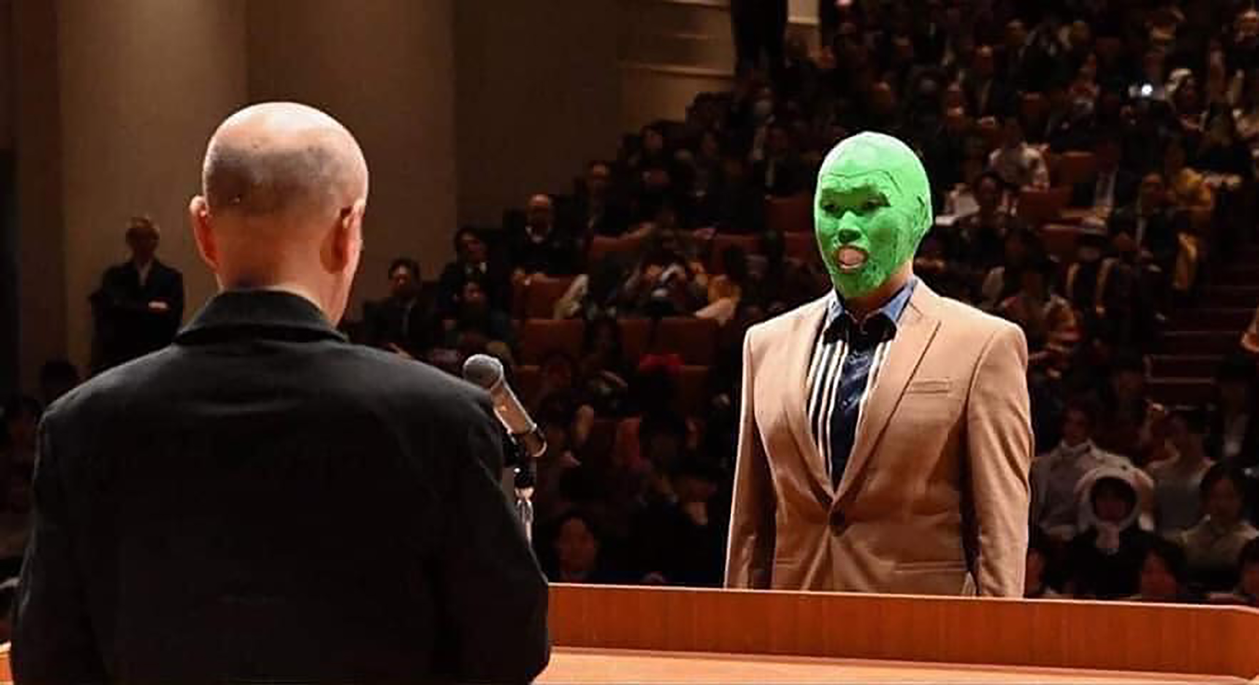 Cười lăn khi người hành tinh, siêu nhân, geisha... đi nhận bằng tốt nghiệp ở Nhật Bản