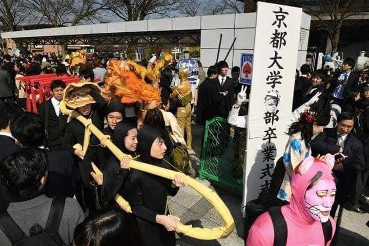 Vào mỗi mùa tốt nghiệp, bạn sẽ khá bất ngờ khi con đường phía trước trường đại học Kyoto sẽ tràn ngập những nhân vật hoạt hình, trang phục đa dạng đến mức nhiều người lầm tưởng đang có lễ hội hoá trang diễn ra tại đây.