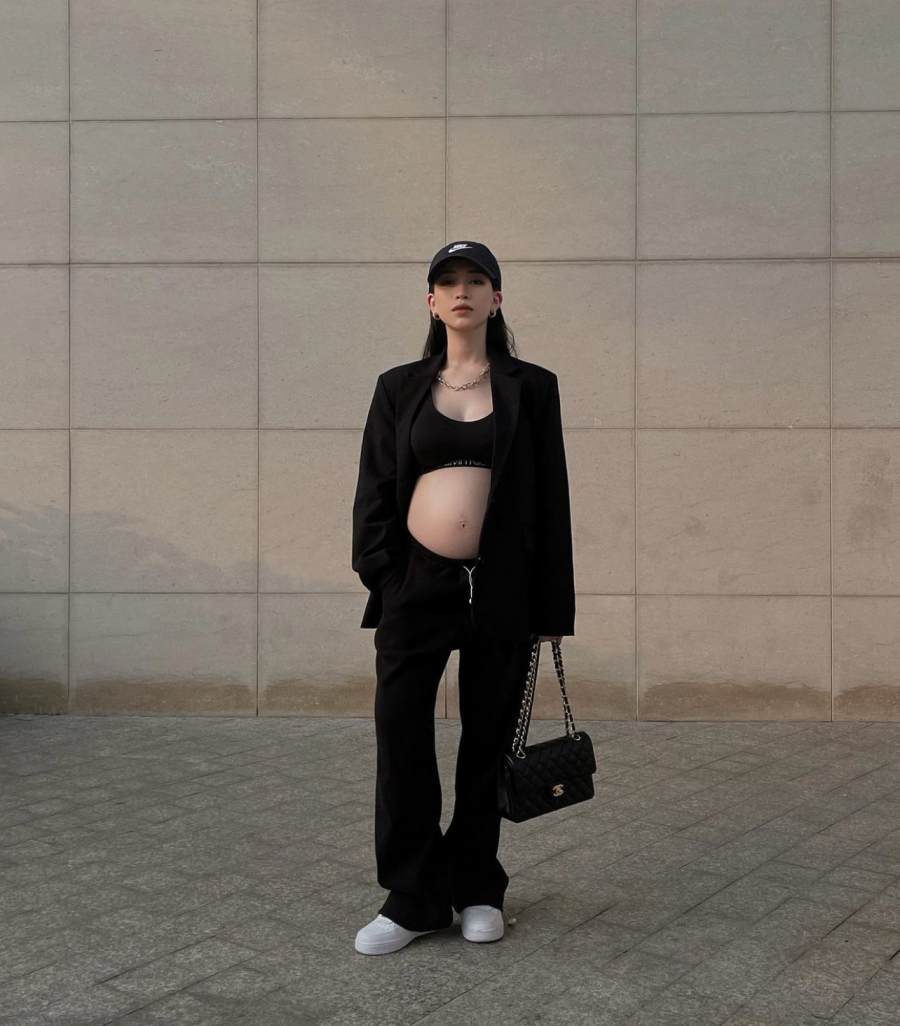 Mang thai không thể tránh khỏi tăng cân, nhờ khéo léo chọn đồ oversized và tối màu, vóc dáng Joyce Phạm vẫn trông rất 'ăn hình'.
