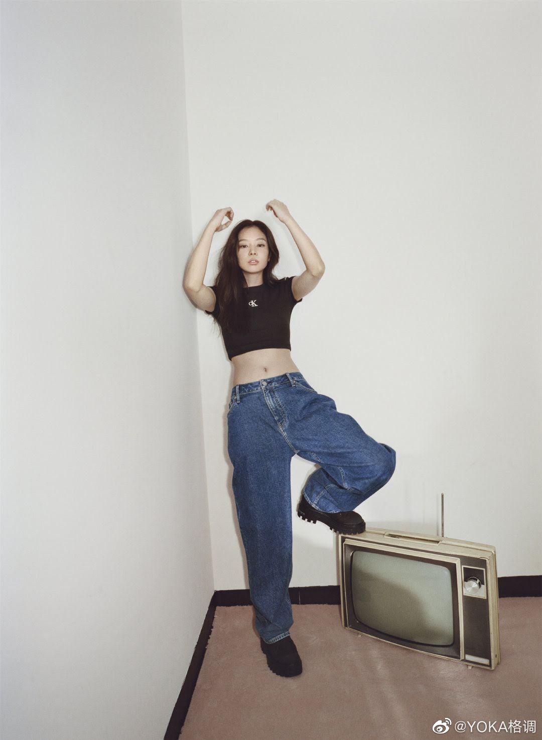 Jennie khoe dáng trong những item nổi bật của CK như quần jeans và áo croptop thể thao.