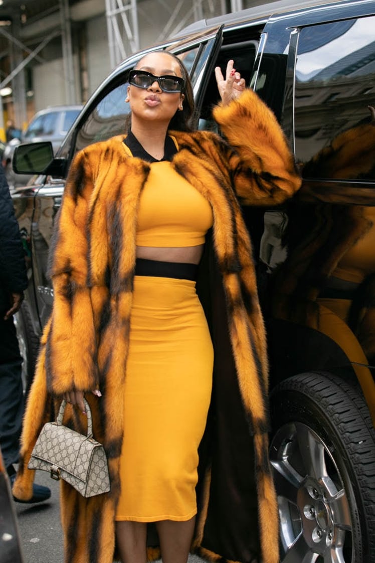 Một cô gái có màn xuống xe đầy ấn tượng trong bộ váy cut eo ôm sát phối cùng áo giả lông thú màu da cam. Cô hoàn thiện outfit với siêu phẩm chiếc túi Gucci x Balenciaga.
