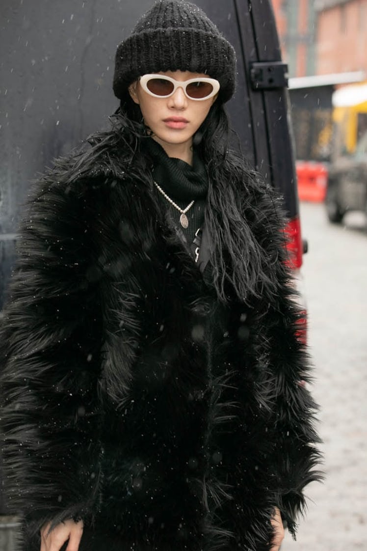 Giới mộ điệu 'lên đồ lồng lộn' hưởng ứng New York Fashion Week 2022 mặc thời tiết lạnh giá - Ảnh 7