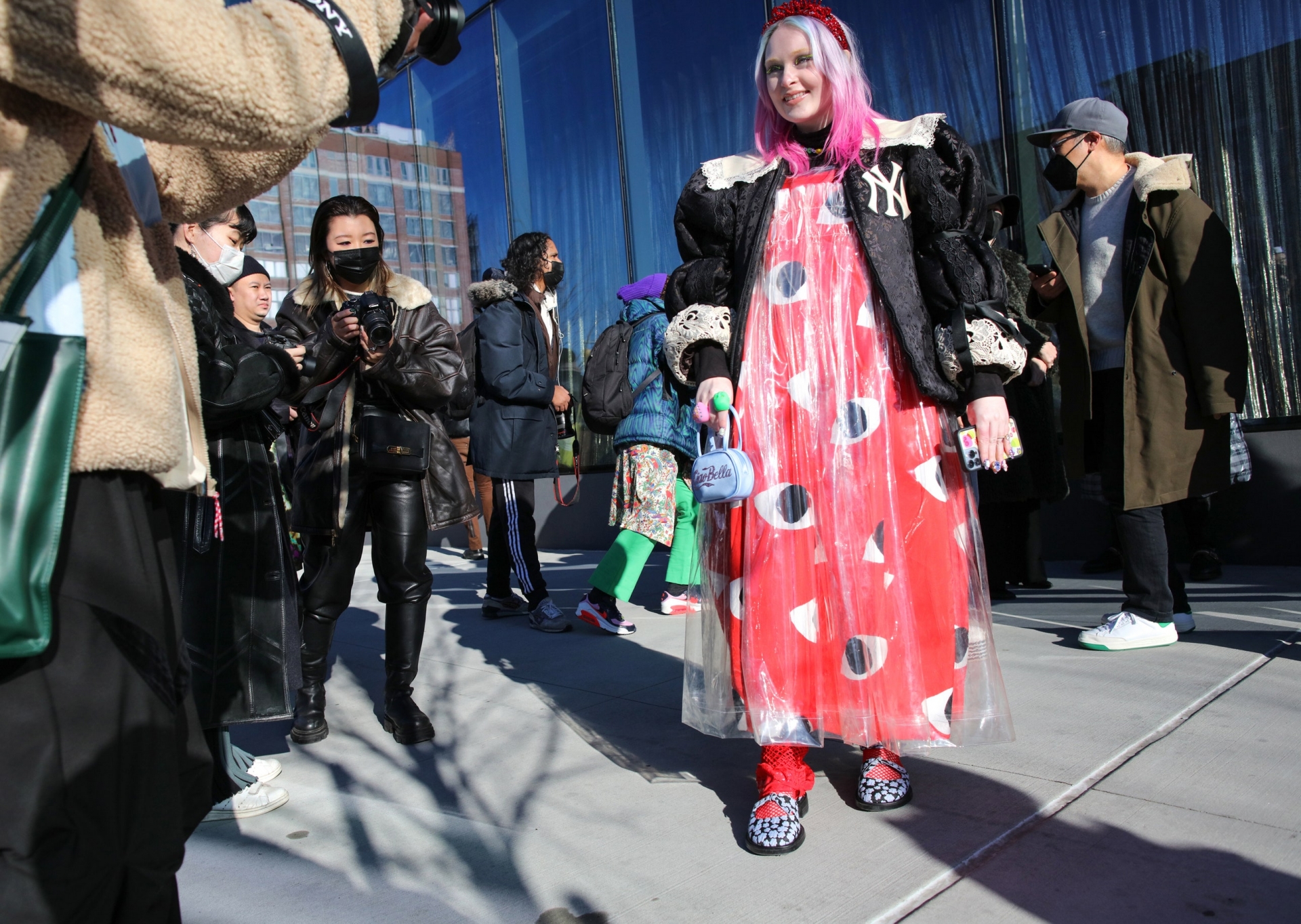 Giới mộ điệu 'lên đồ lồng lộn' hưởng ứng New York Fashion Week 2022 mặc thời tiết lạnh giá - Ảnh 16