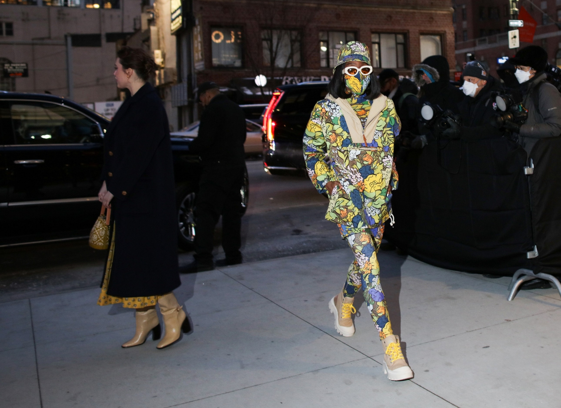 Giới mộ điệu 'lên đồ lồng lộn' hưởng ứng New York Fashion Week 2022 mặc thời tiết lạnh giá - Ảnh 23