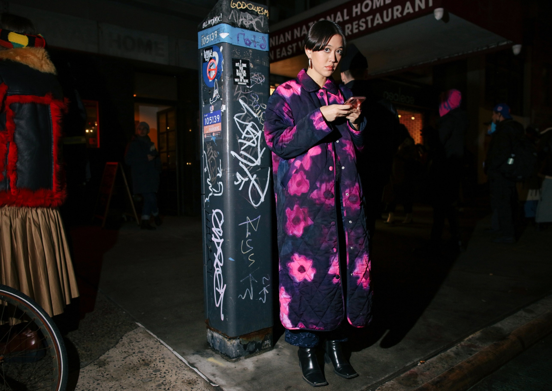 Giới mộ điệu 'lên đồ lồng lộn' hưởng ứng New York Fashion Week 2022 mặc thời tiết lạnh giá - Ảnh 21