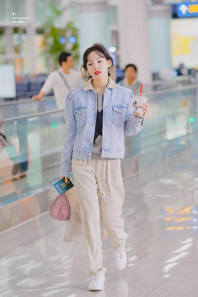 Nayeon (Twice) cũng không thể cưỡng lại sức hút của chiếc quần ống rộng, cô phối cùng áo gile và jacket denim cá tính.