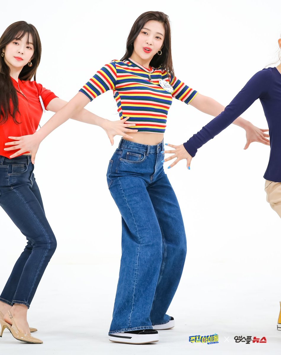 Joy (Red Velvet) quyến rũ và cổ điển với quần jeans xanh ống rộng kết hợp crop top sọc màu sắc.