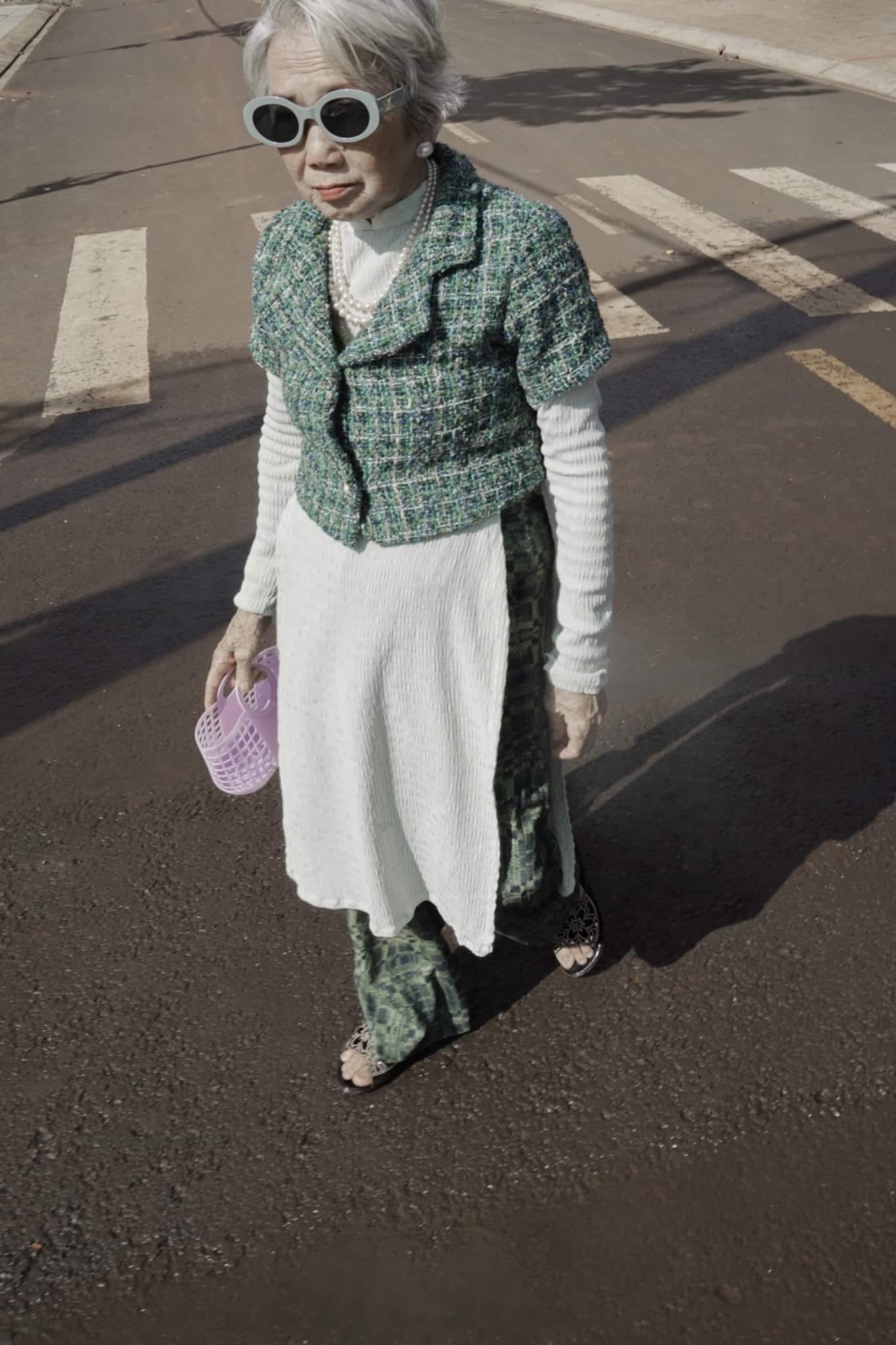Áo dài kết hợp với áo tweed crop, túi mini và kính mát sành điệu là outfit của một fashionista tuổi 'xế chiều'.