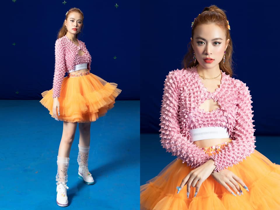 Phần áo croptop màu hồng, chất liệu 'popcorn' độc đáo như những chiếc gai kết hợp với chân váy ballet nhiều tầng màu cam, theo nam stylist chia sẻ trang phục lấy cảm hứng từ quả mãng cầu xiêm. (Ảnh: Hoàng Ku)