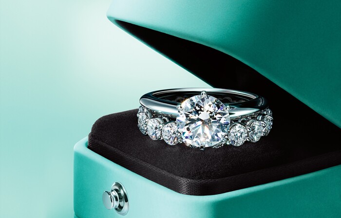 Nhẫn đính hôn kim cương Tiffany & Co.