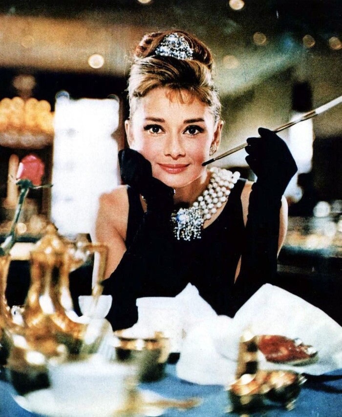 Tên tuổi của Audrey Hepburn gắn liền với thương hiệu Tiffany & Co. Vòng ngọc trai 3 lớp và trang sức của mỹ nhân thập niên 80 cũng được chế tác bởi thương hiệu.