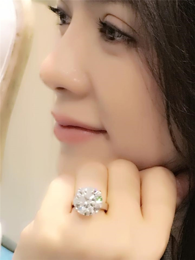 Chụp ảnh góc nghiêng chống cằm, 'mợ chảnh' phiên bản Việt khoe khéo nhẫn kim cương khổng lồ trị giá 100 tỷ đồng.