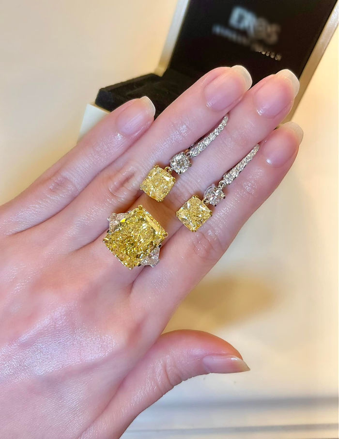 Đoàn Di Băng khoe trên mạng xã hội chiếc nhẫn với viên kim cương vàng 'siêu to khổng lồ' nhân ngày sinh nhật thứ 32.