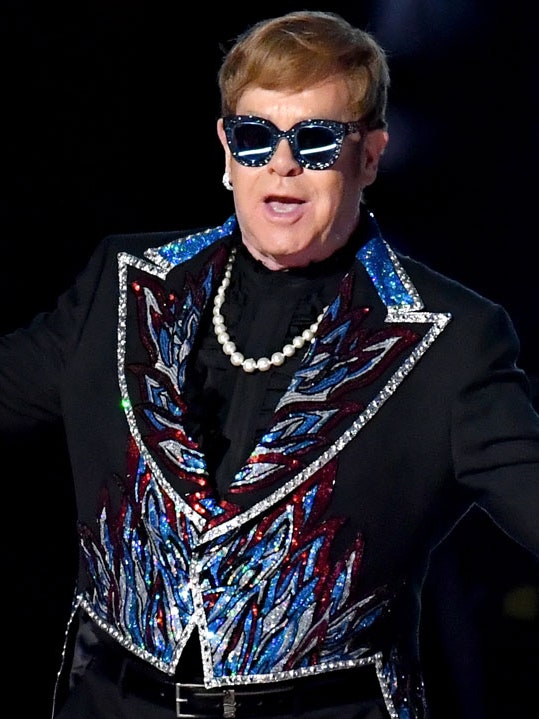 Elton John - một nghệ sĩ đương đại cũng bày tỏ sự yêu thích đối với định hướng thời trang của Gucci. Ông tự tin diện những thiết kế sặc sỡ, tràn ngập màu sắc trong những buổi trình diễn của mình.