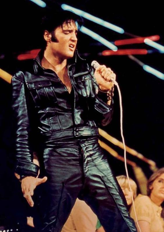 Elvis Presley - Tượng đài nhạc Rock những năm 50 từng nhận nhiều 'gạch đá' của dư luận bởi phong cách trình diễn sexy và âm nhạc có nhiều ca từ gợi dục trắng trợn.
