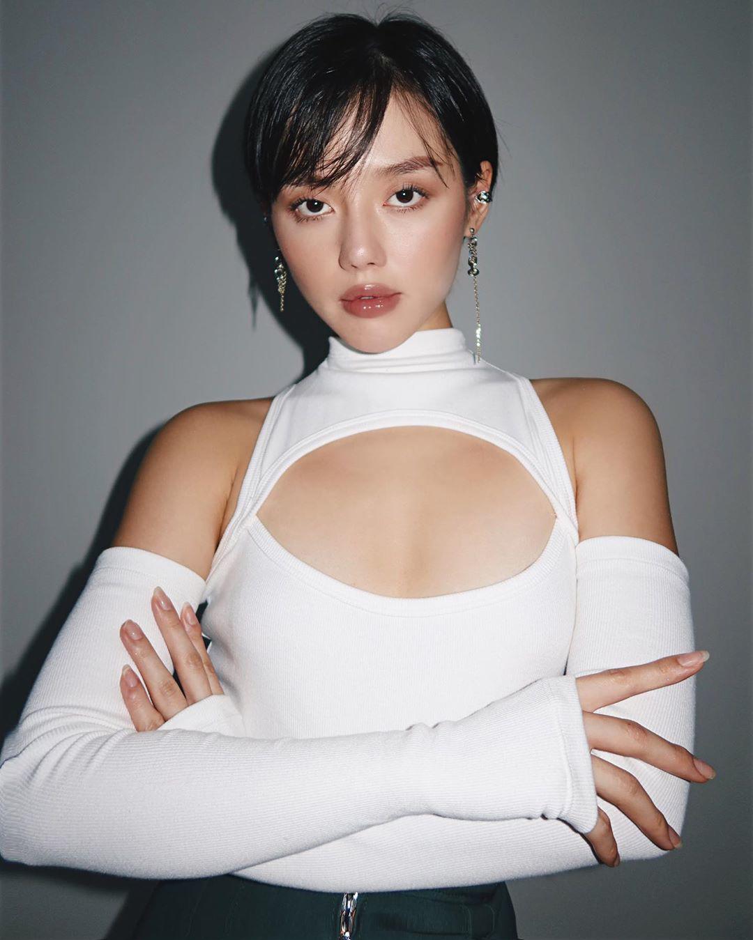 'Cô Em Trendy' Khánh Linh cá tính với áo khoét ngực.
