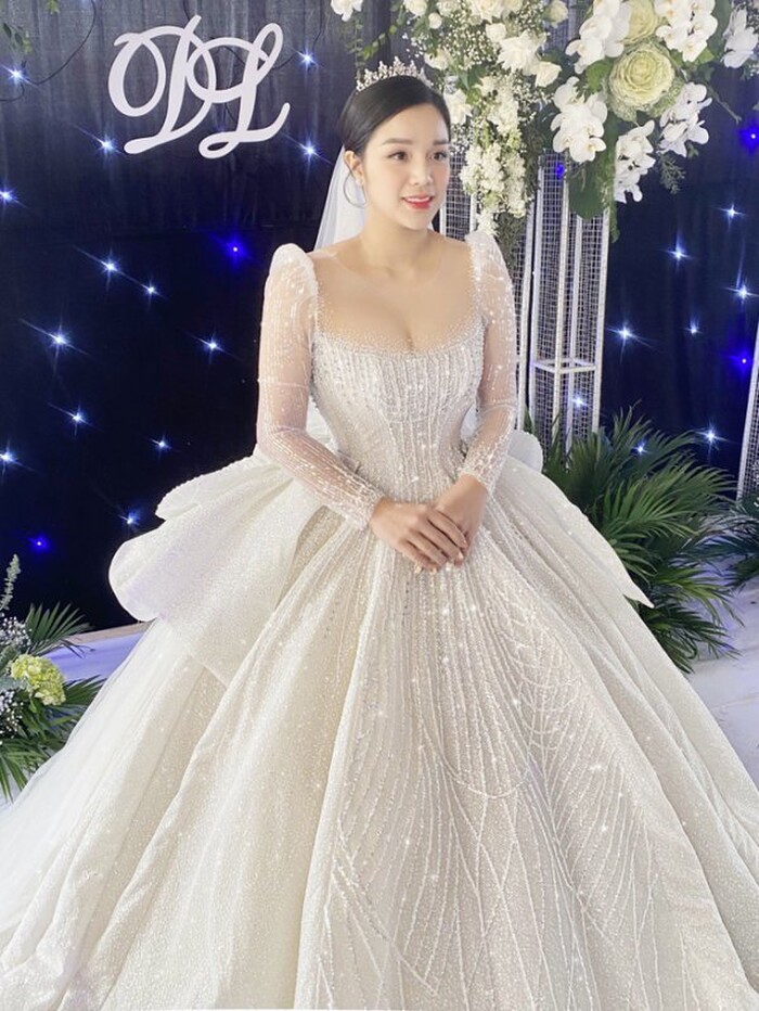 Chiếc váy cưới khác trong tiệc tối cũng được tiết lộ là gần 200 triệu đồng, sử dụng kĩ thuật đính kết và thêu may cầu kỳ, giúp cô dâu lung linh như nàng công chúa. 