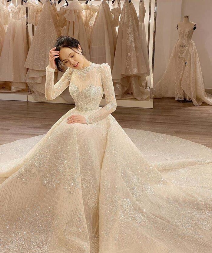 Cận cảnh chiếc váy cưới đắt giá của Quỳnh Anh trong lễ cưới.