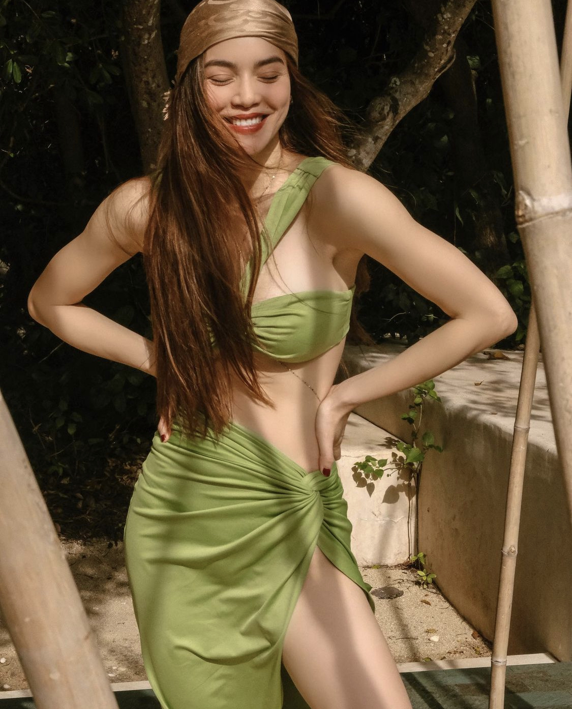 Hồ Ngọc Hà diện váy xẻ tà cùng áo bra quyến rũ khi đi biển, thiết kế khoe trọn hình thể của nữ ca sĩ.